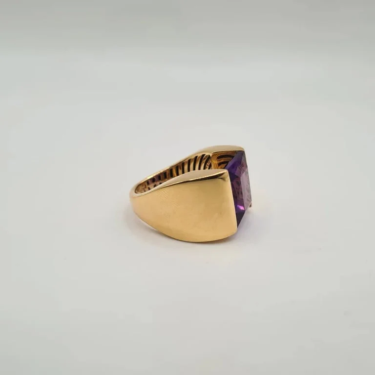 Yellow gold ring set with an amethyst - Image 3