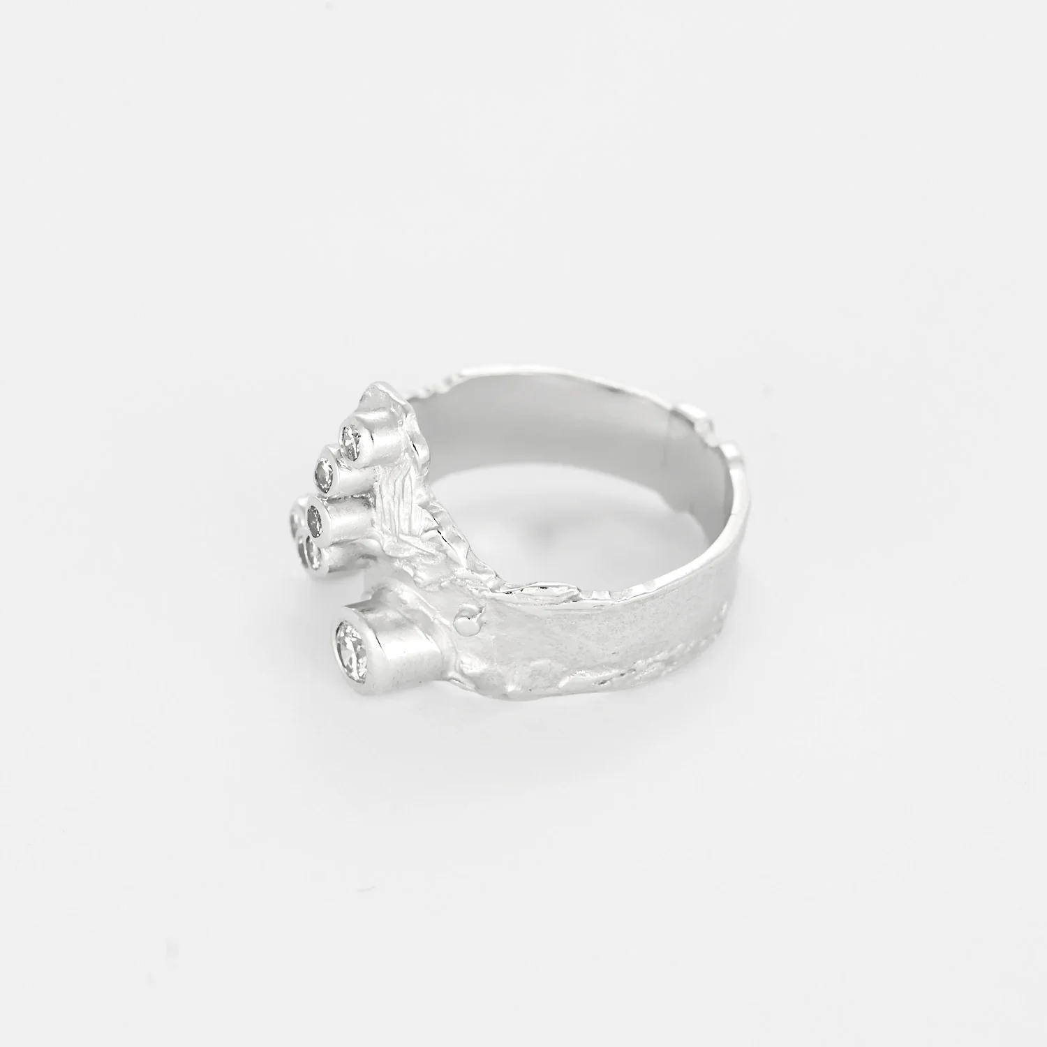 Laurent Tschiegg - Modernist ring in white gold and diamonds - Image 3