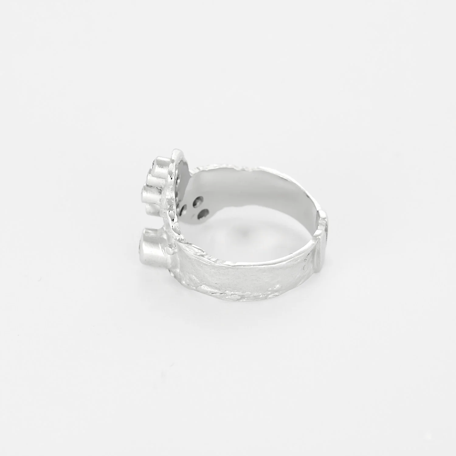 Laurent Tschiegg - Modernist ring in white gold and diamonds - Image 4