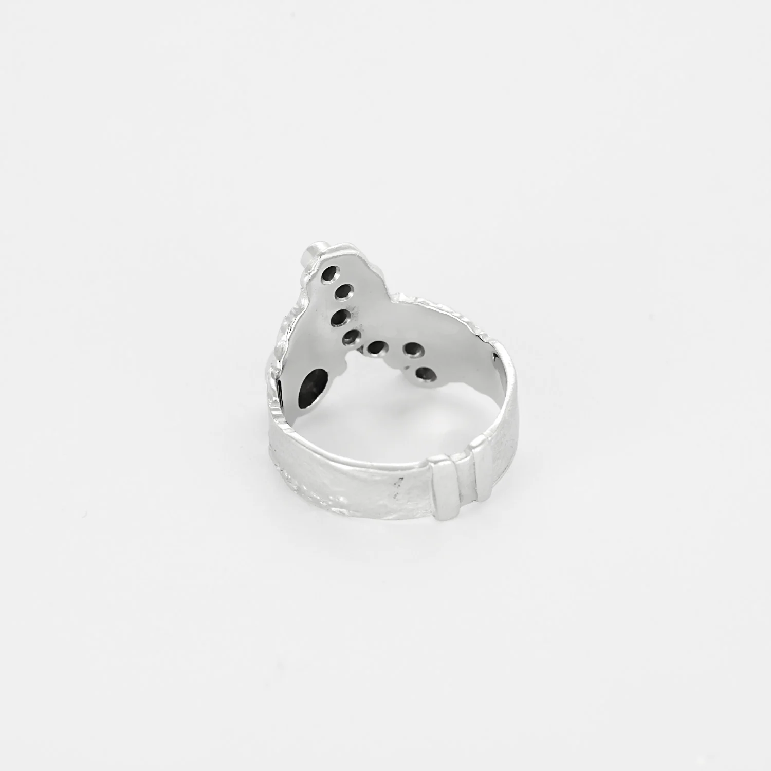 Laurent Tschiegg - Modernist ring in white gold and diamonds - Image 5