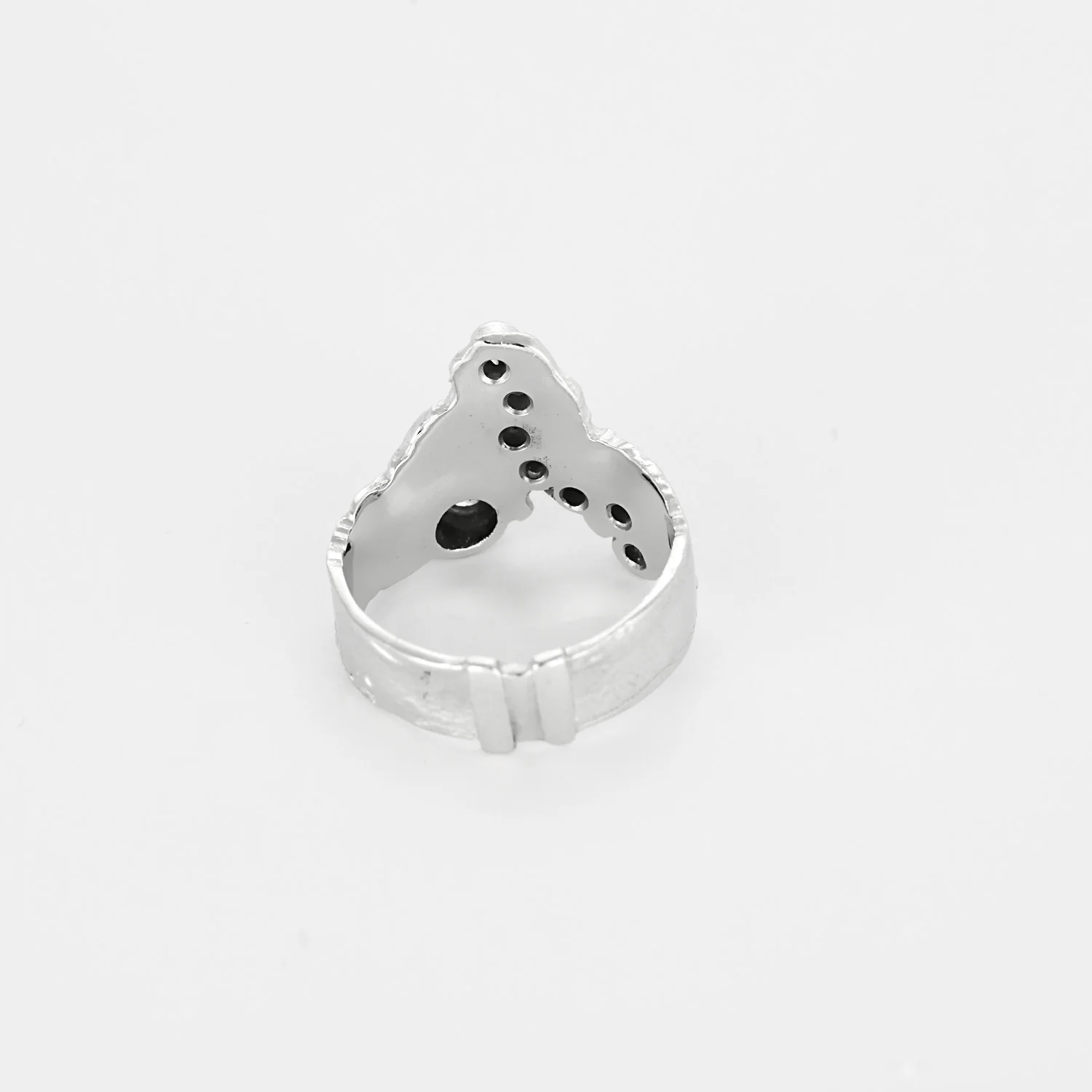 Laurent Tschiegg - Modernist ring in white gold and diamonds - Image 6