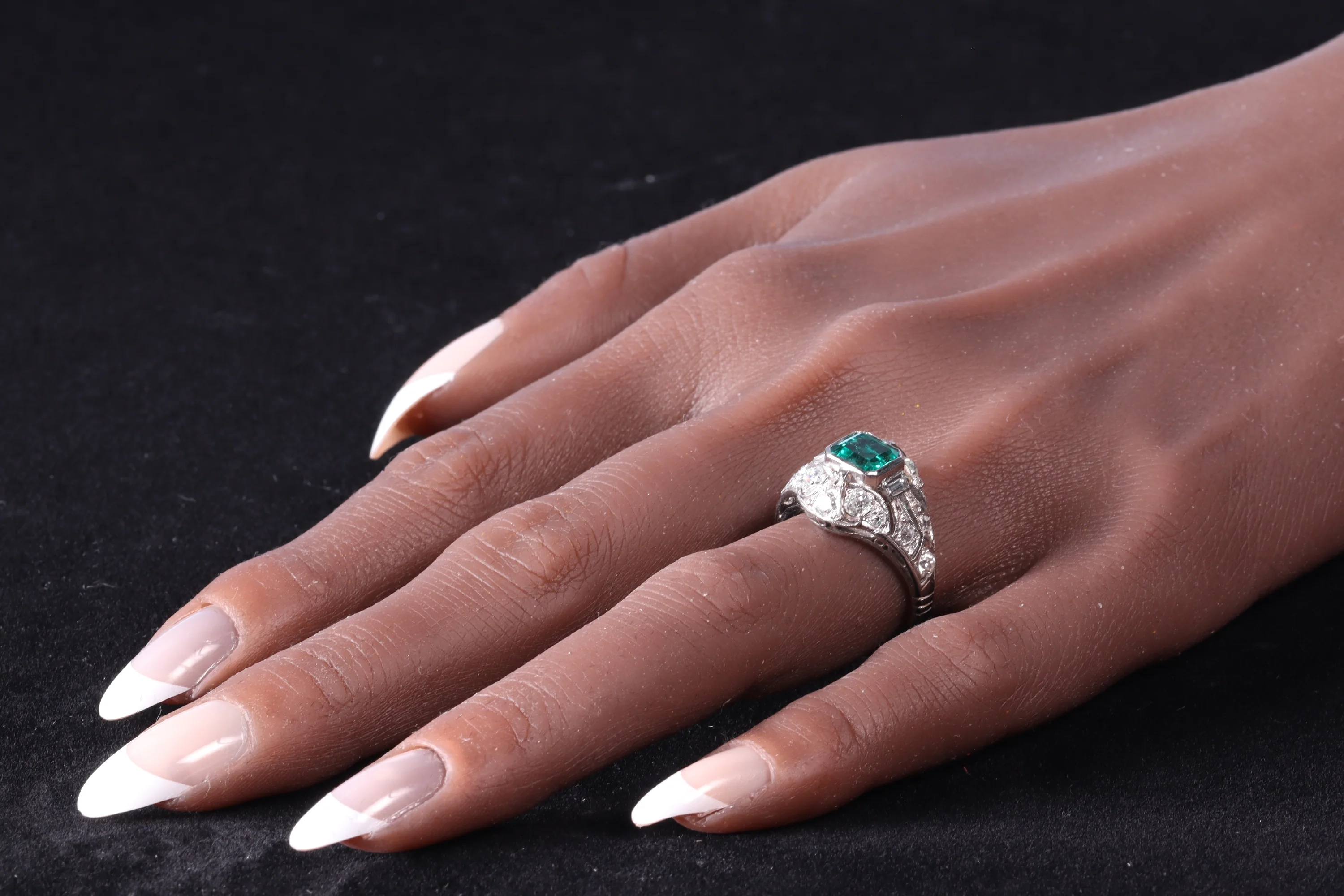 Verdant Vintage: Ring in Colombian emerald and old-cut diamond from 1920 - Image 4