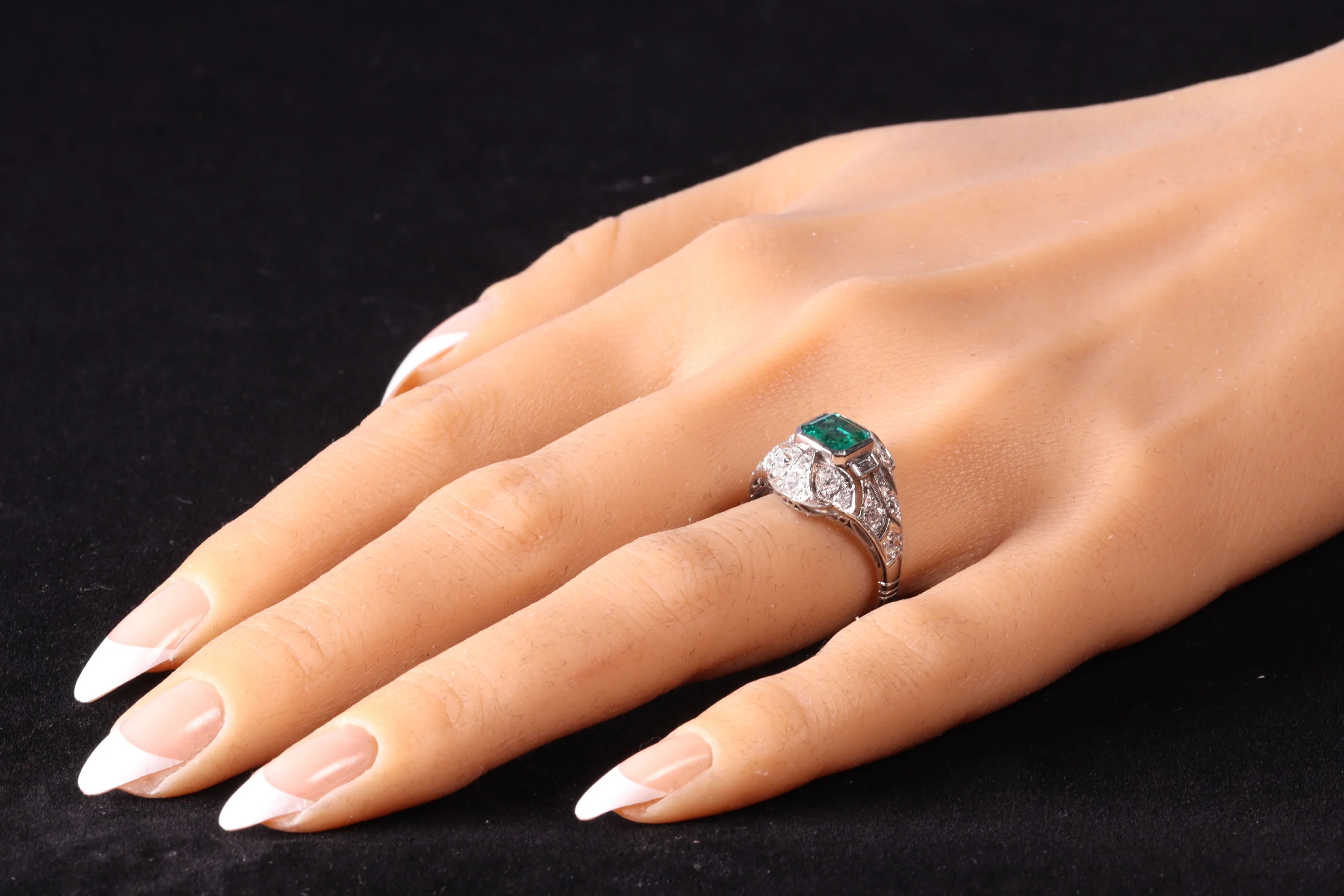 Verdant Vintage: Ring in Colombian emerald and old-cut diamond from 1920 - Image 5