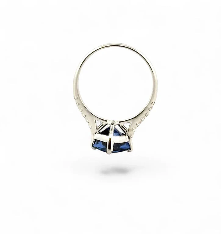 Solitaire in 18k white gold, Ceylon sapphire and diamonds - Image 4