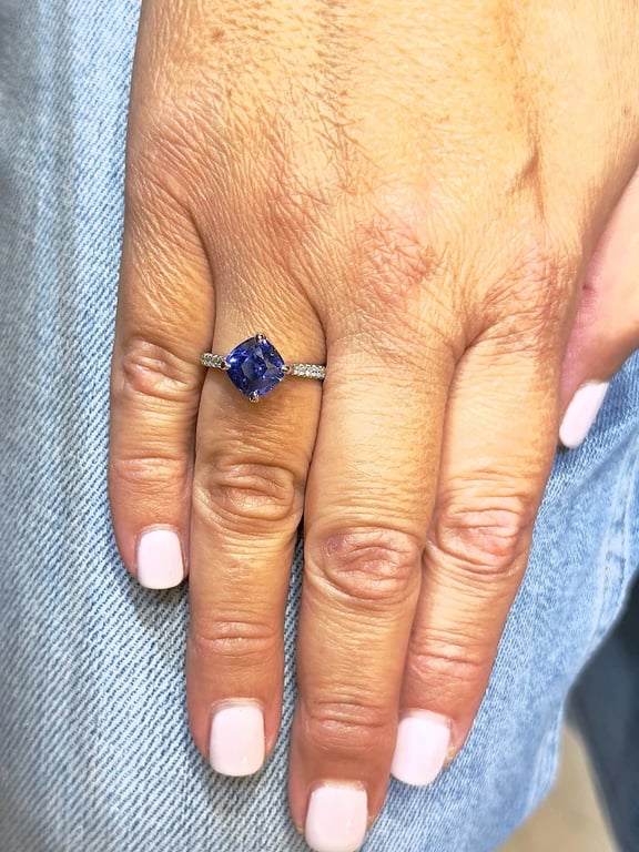 Solitaire in 18k white gold, Ceylon sapphire and diamonds - Image 8