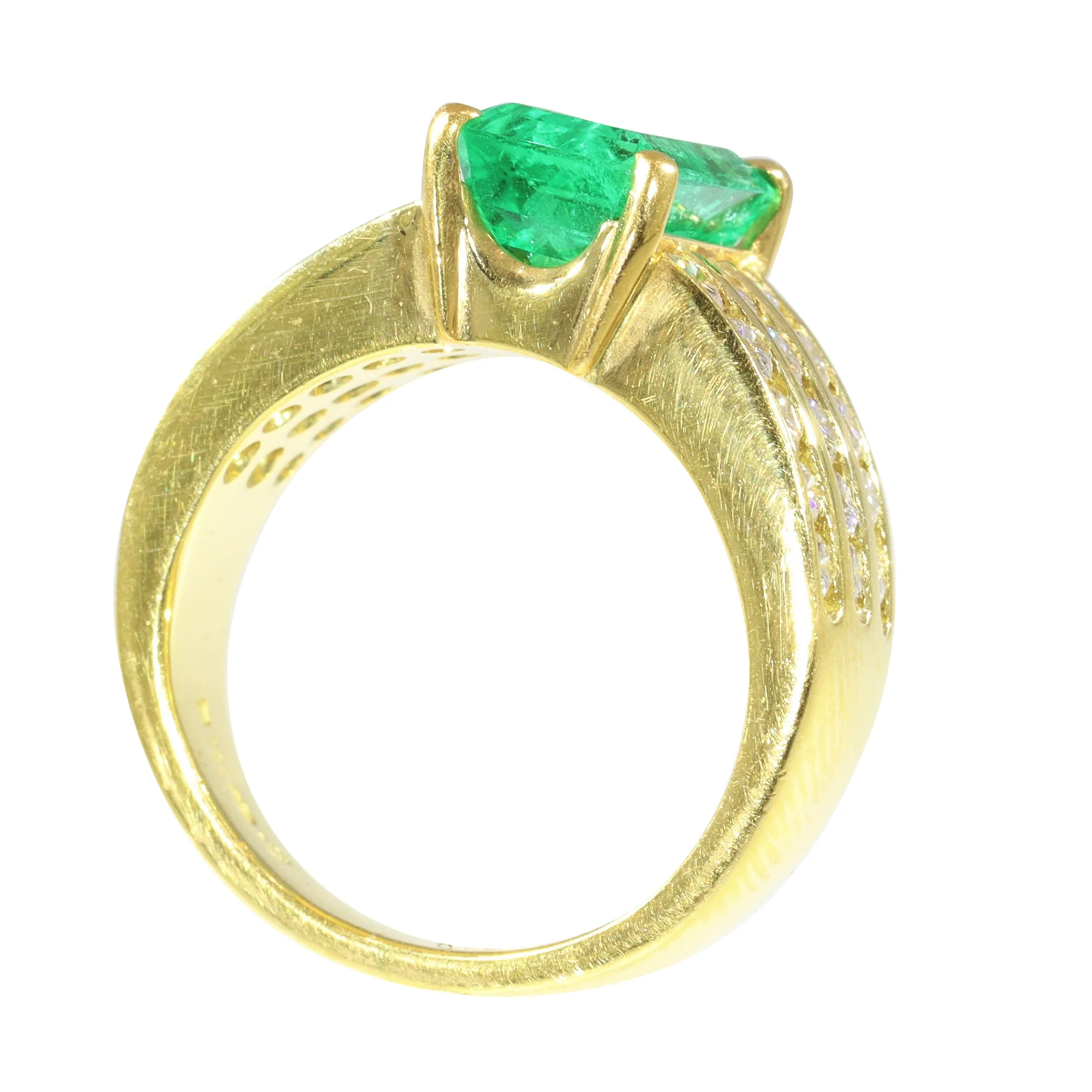The green splendor of Kutchinsky: 2.33 ct emerald engagement ring with diamond accents  - Image 11