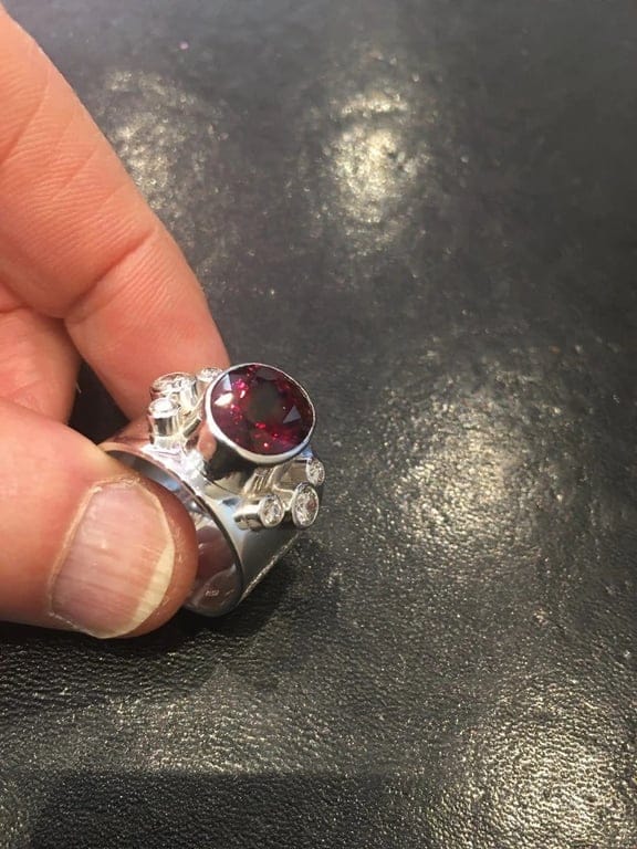 18k White Gold Band Ring, set with a beautiful Rubellite - Image 5