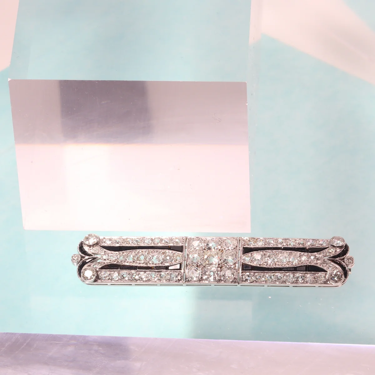Allure Art Deco: Brooch in platinum with diamonds and contrasting onyx - Image 10