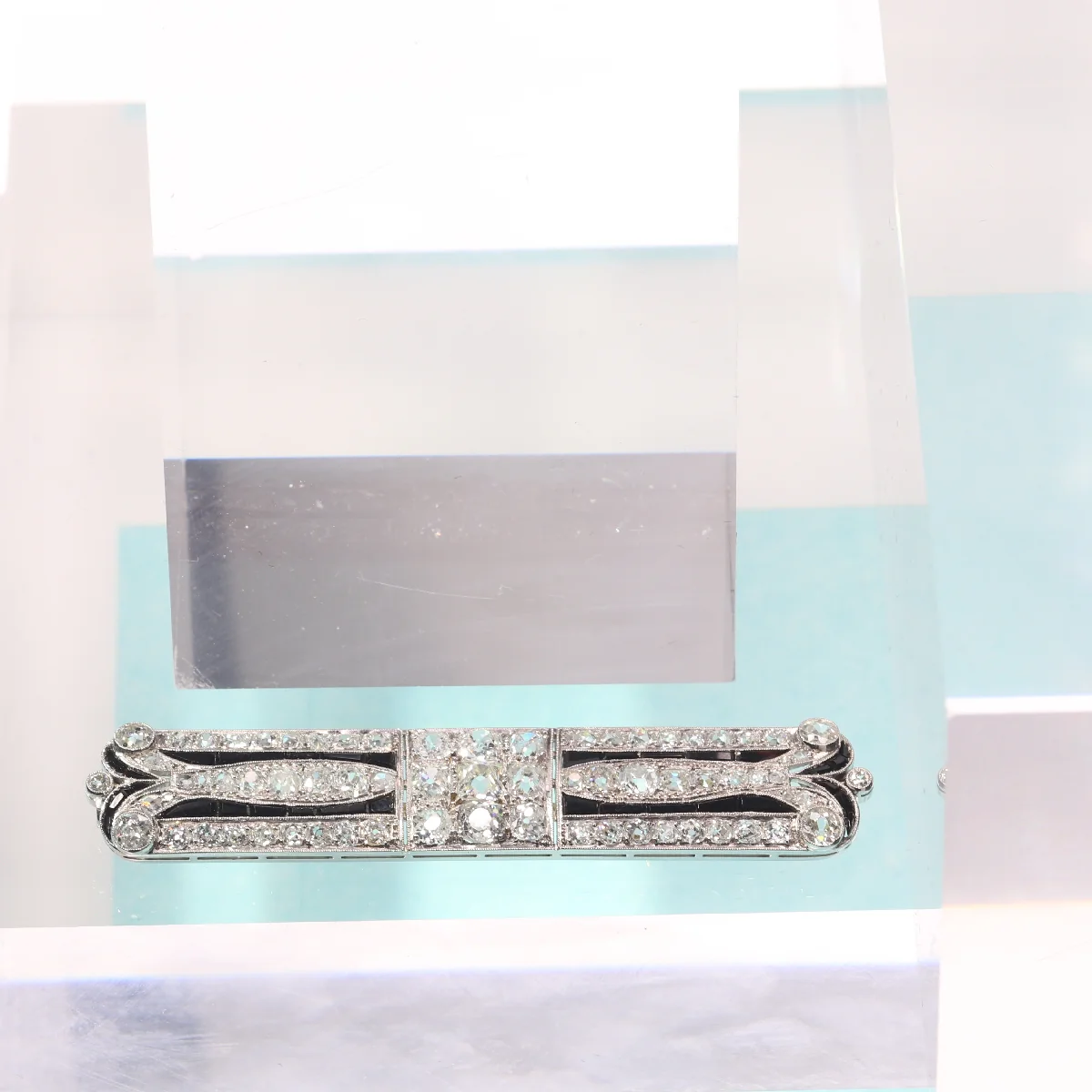 Allure Art Deco: Brooch in platinum with diamonds and contrasting onyx - Image 11