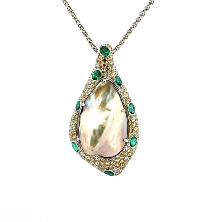 White gold necklace, Tahitian (Mabe) pearl, emerald and natural diamonds  - Image 5