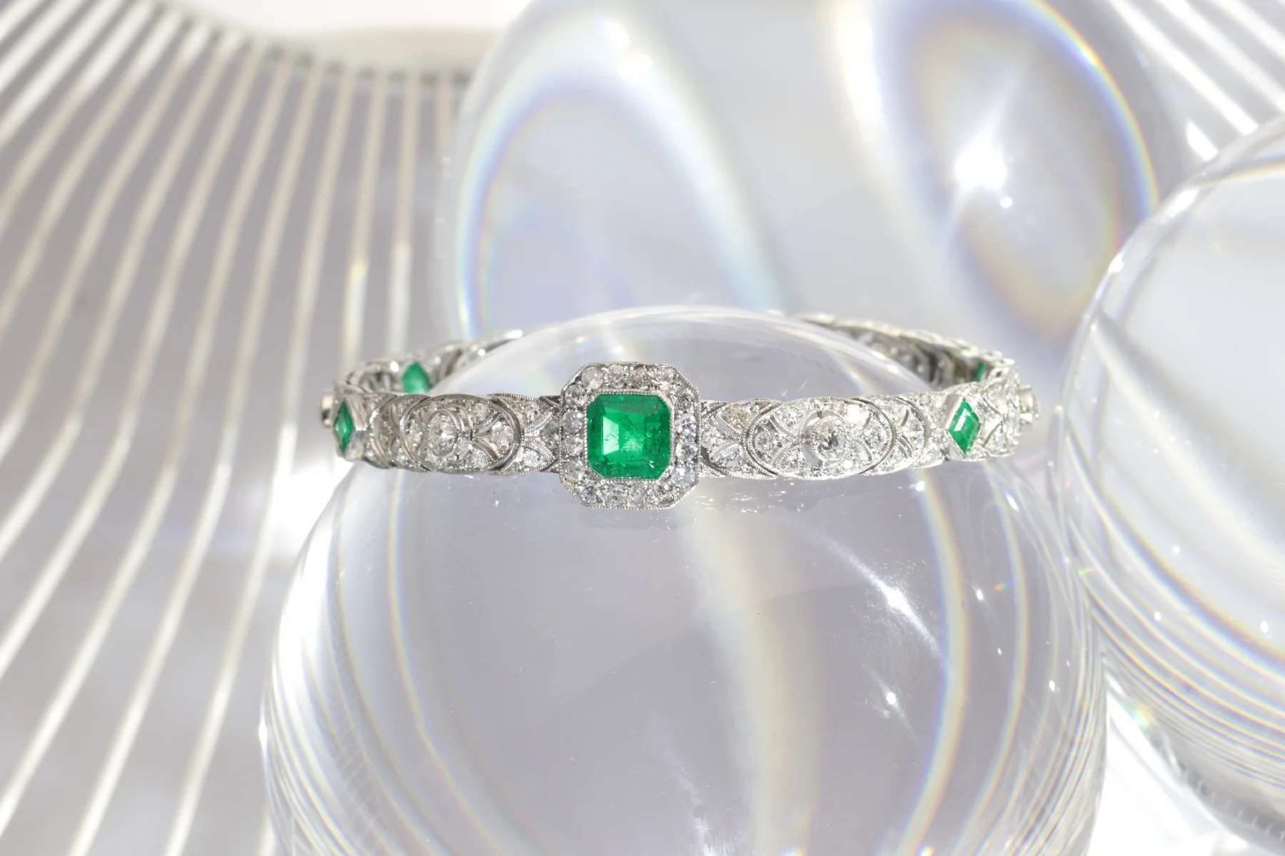 Vintage Luxury: Exquisite platinum bracelet Art Deco from the 1920s set with diamonds and emeralds - Image 3