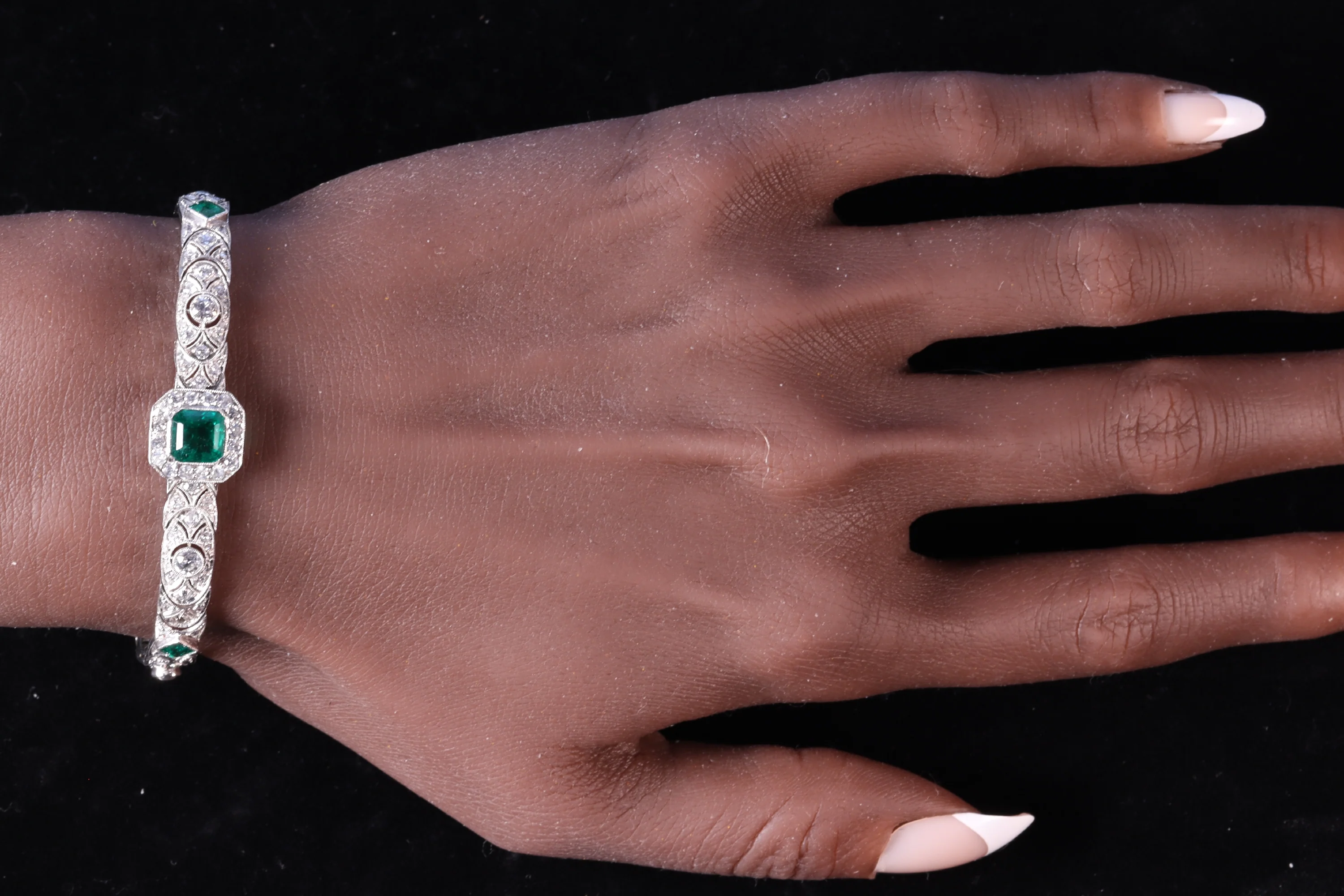 Vintage Luxury: Exquisite platinum bracelet Art Deco from the 1920s set with diamonds and emeralds - Image 4