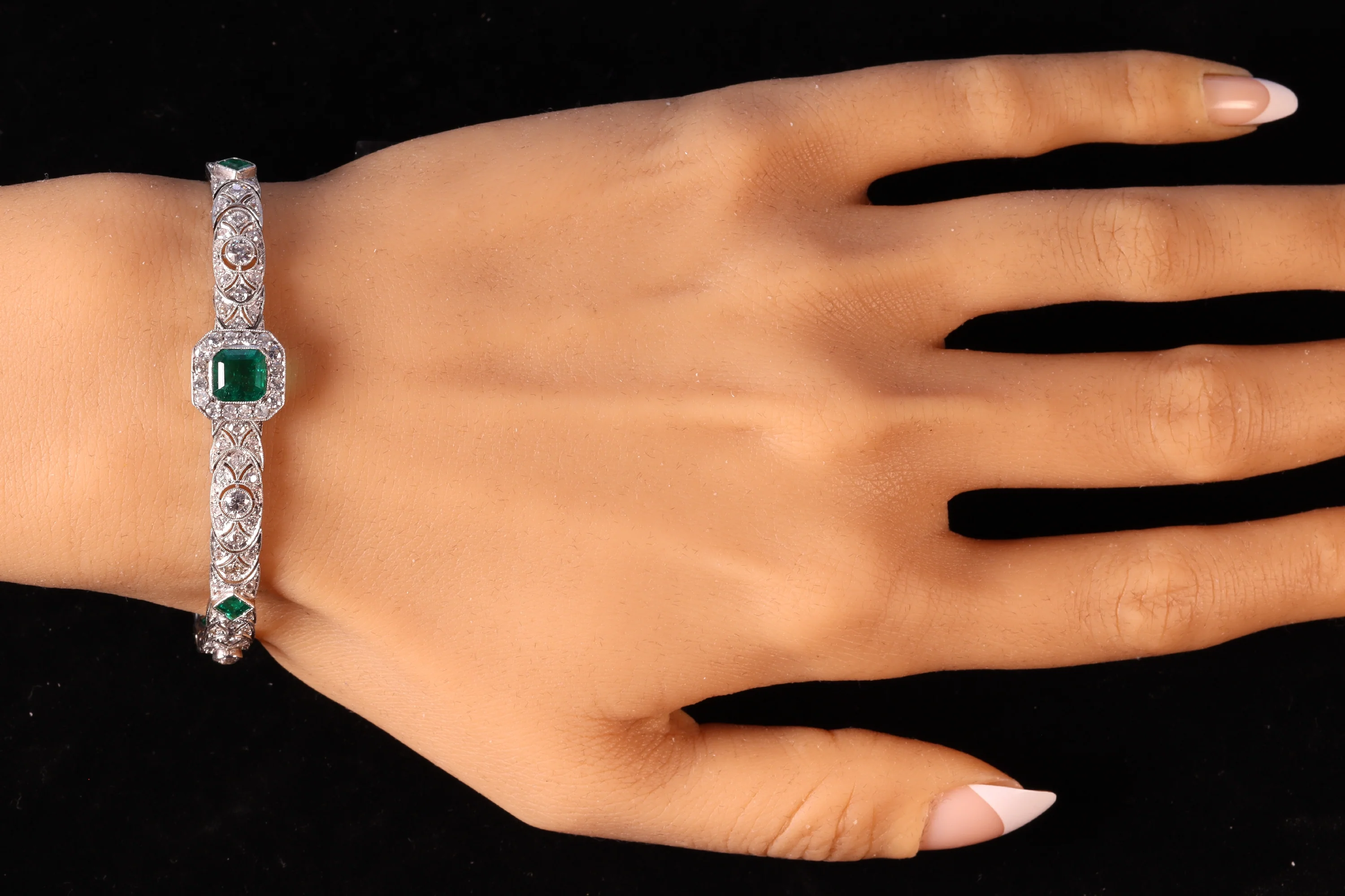 Vintage Luxury: Exquisite platinum bracelet Art Deco from the 1920s set with diamonds and emeralds - Image 5