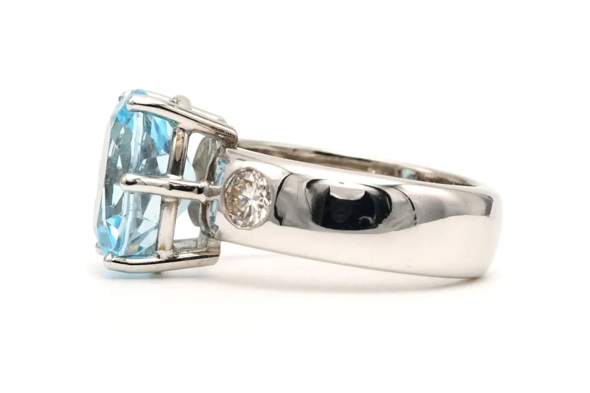 Contemporary white gold ring set with a topaz and brilliant-cut diamonds (+-0.36ct) - Image 3