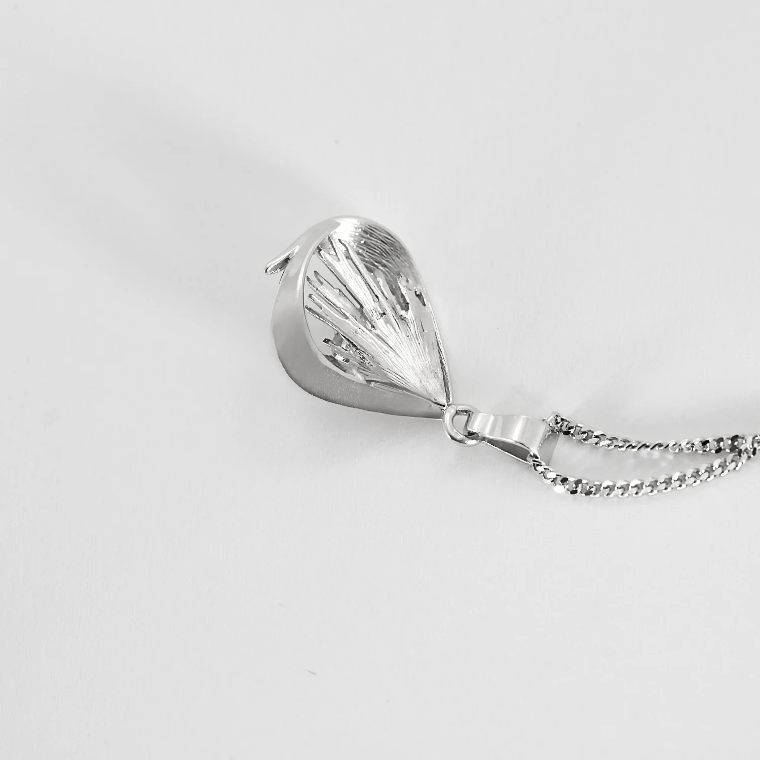 White gold chain holding a pendant set with a diamond - Image 6