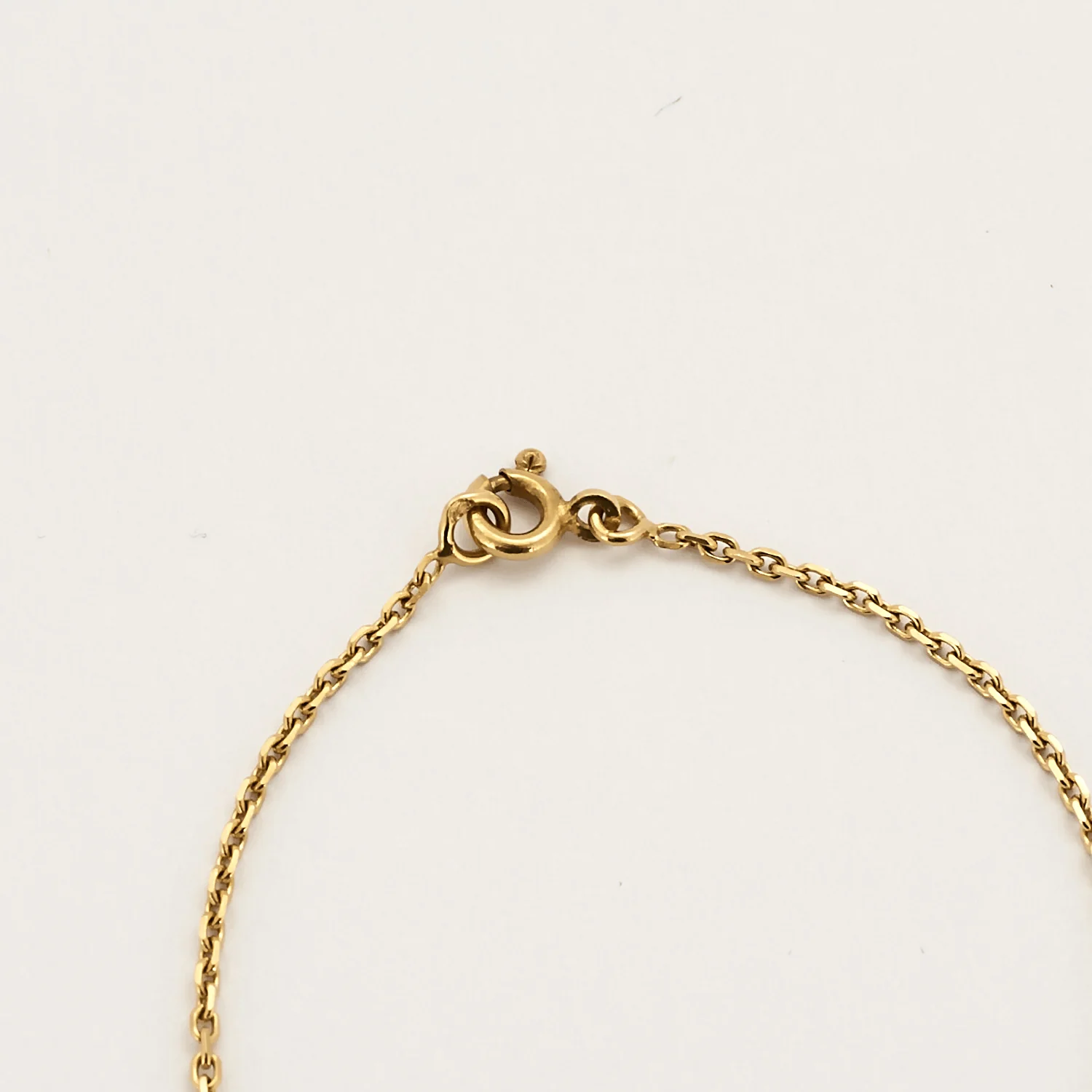 Yellow gold chain holding a baptism medal - Image 5