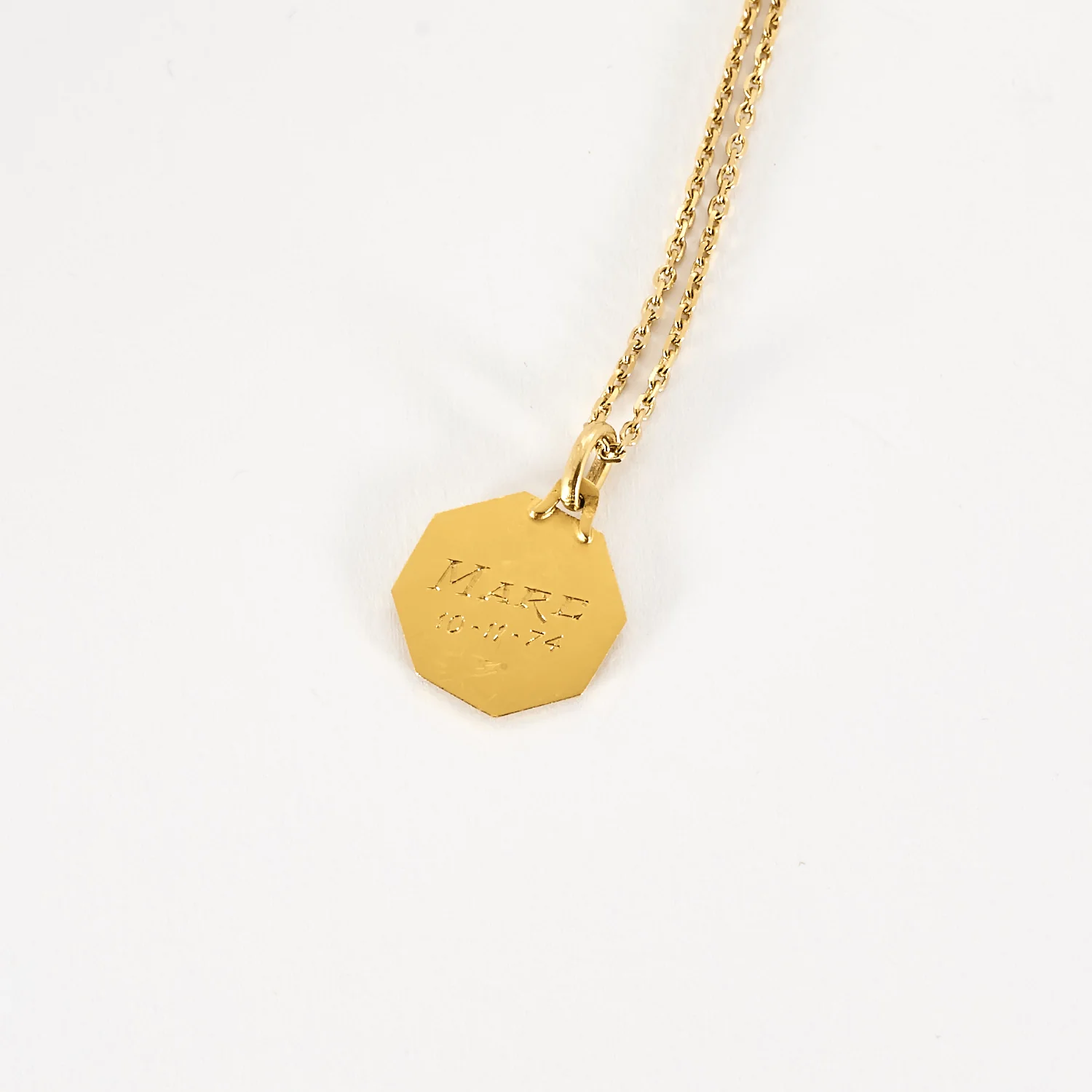Yellow gold chain holding a baptism medal - Image 6
