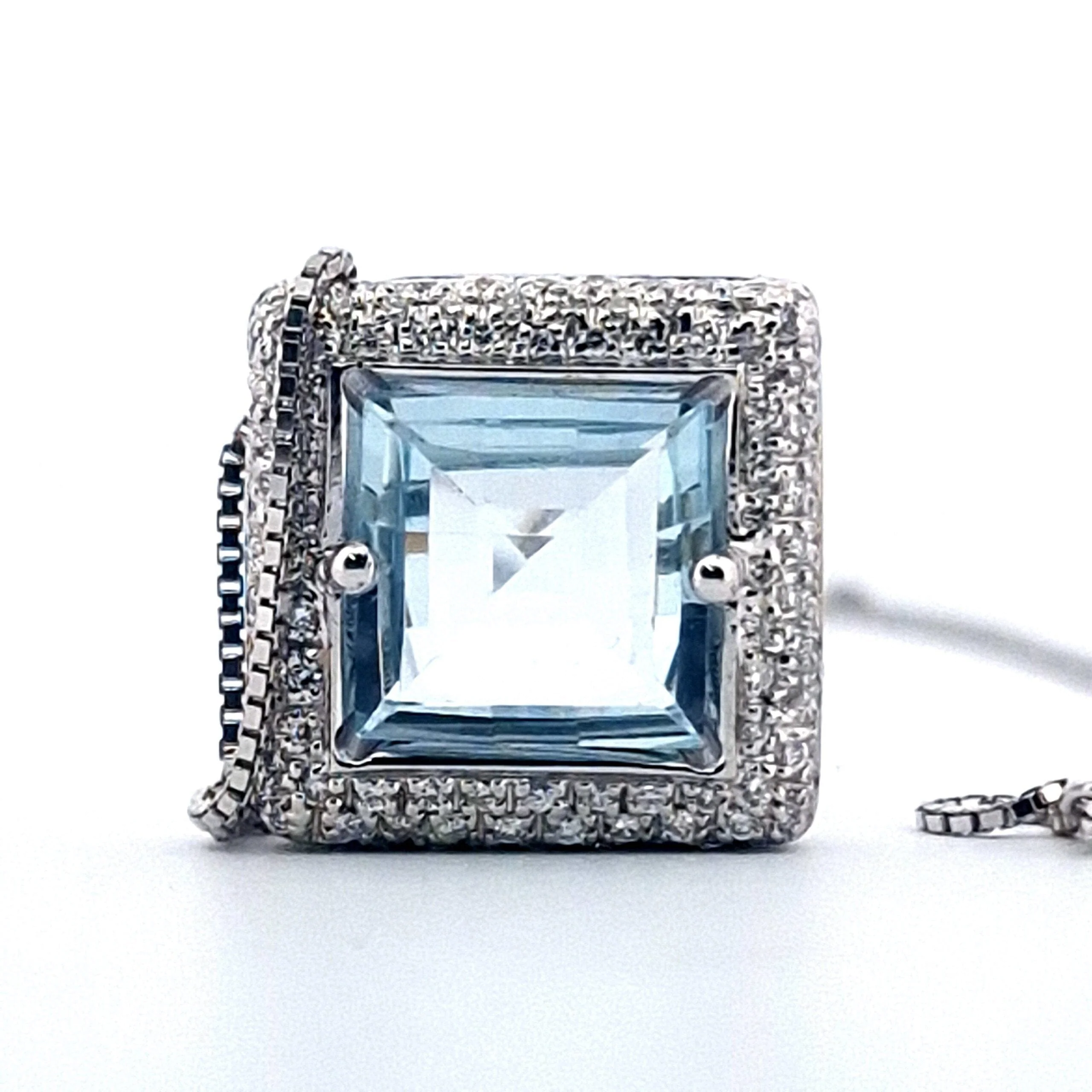 Necklace with 18K white gold pendant, blue topaz and diamonds - Image 3