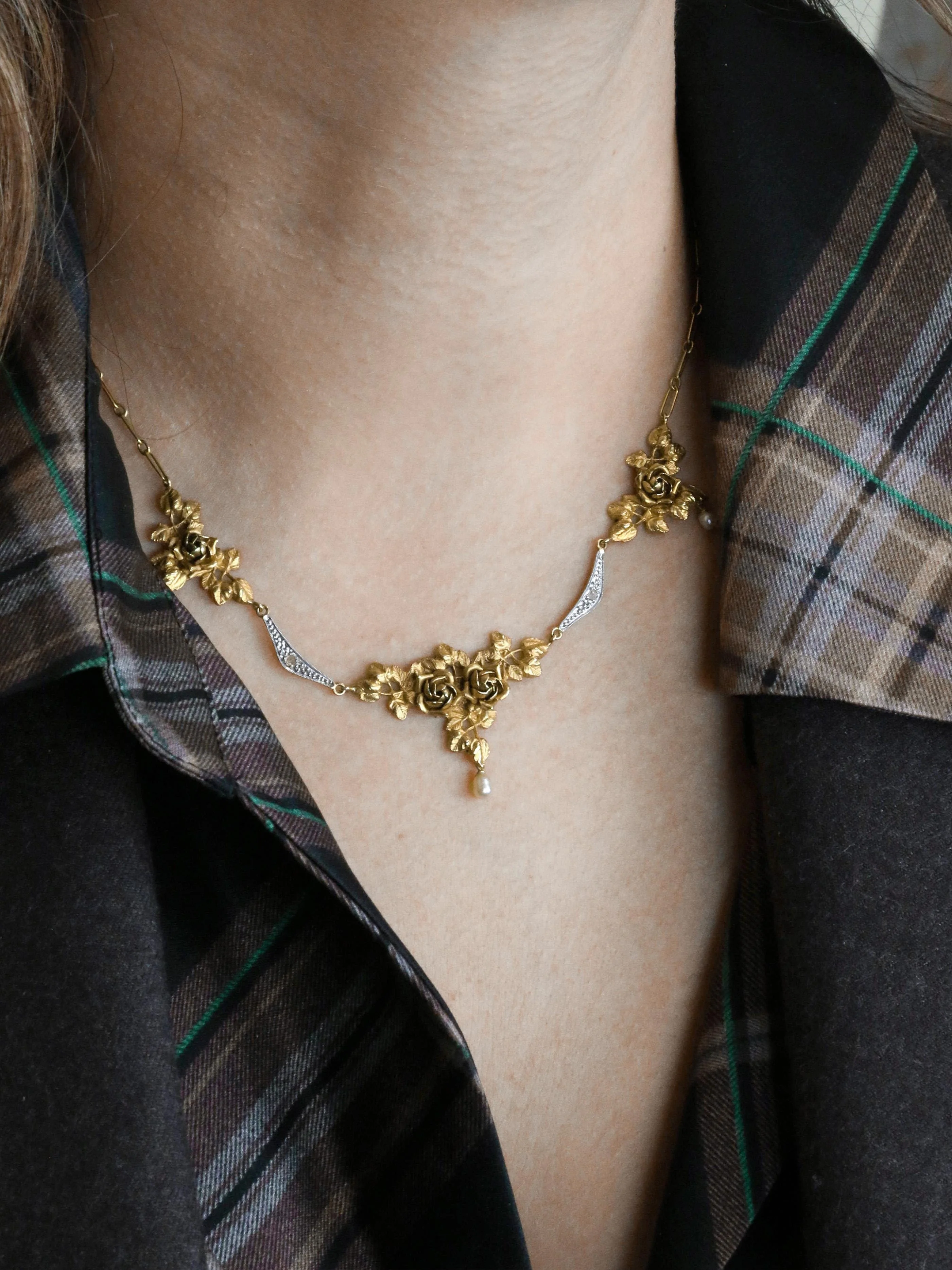 Art Nouveau drapery necklace in yellow gold, pearls, and diamonds - Image 7