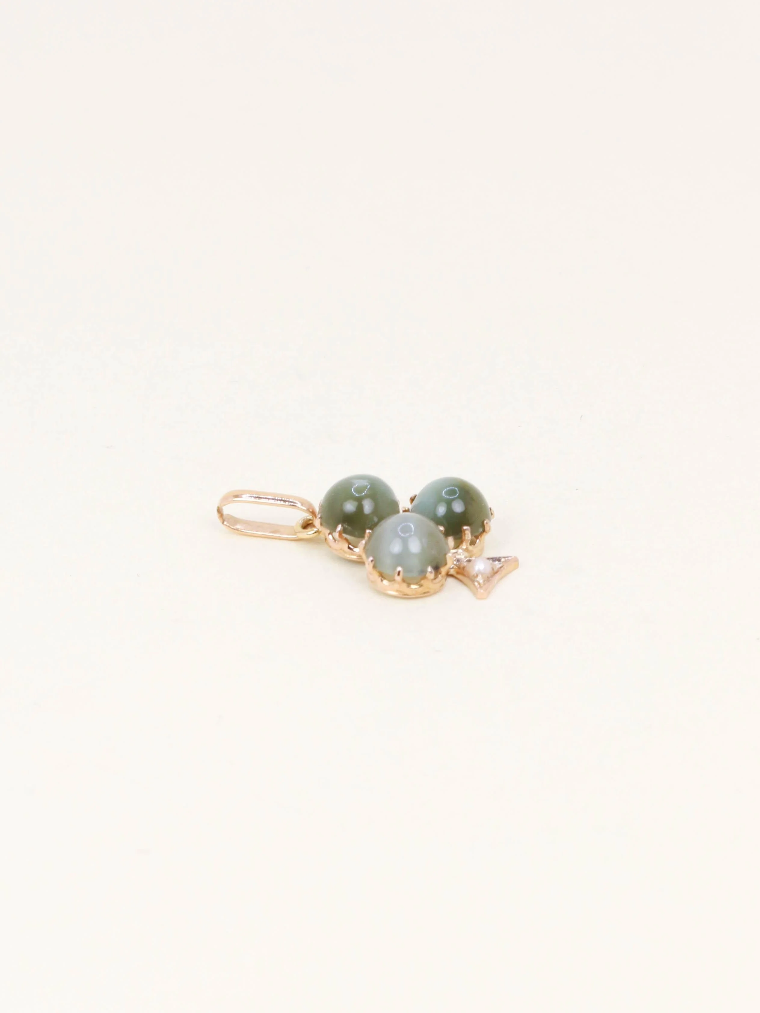 Yellow gold cat's eye clover tie pin - Image 4
